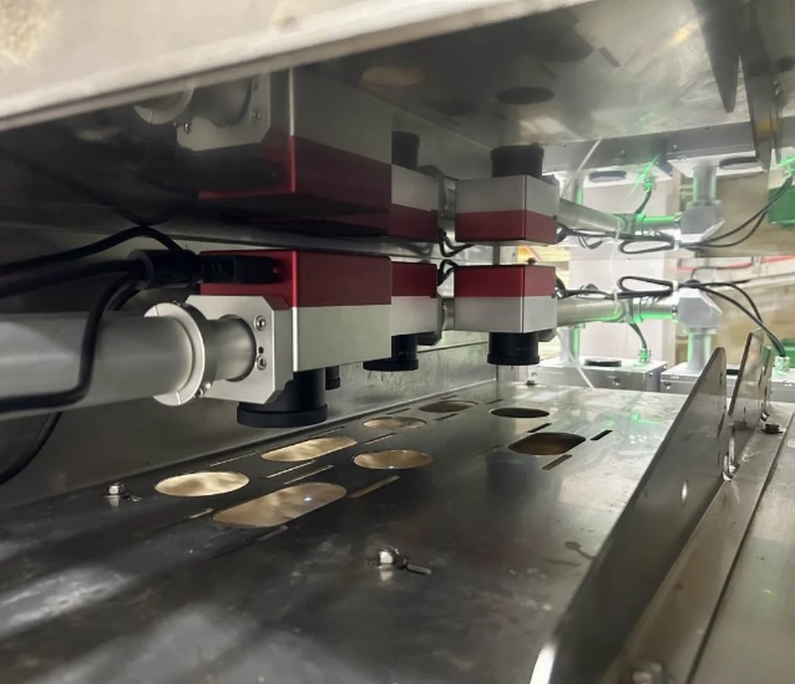 Mehrere Laserköpfe über einer Eiersortierlinie
